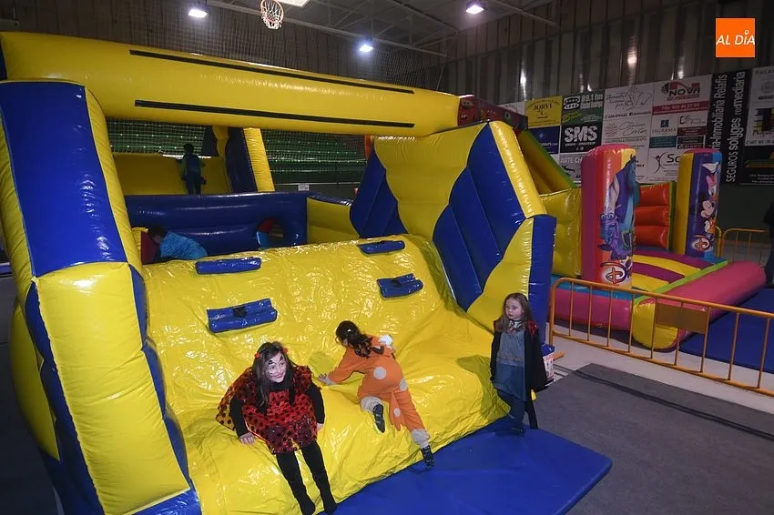 Foto 3 - Los m&aacute;s peque&ntilde;os disfrutan de su cita carnavalera en la pista de baile