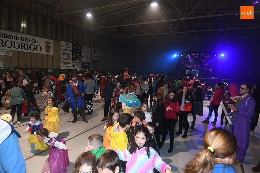 Foto 2 - Los m&aacute;s peque&ntilde;os disfrutan de su cita carnavalera en la pista de baile
