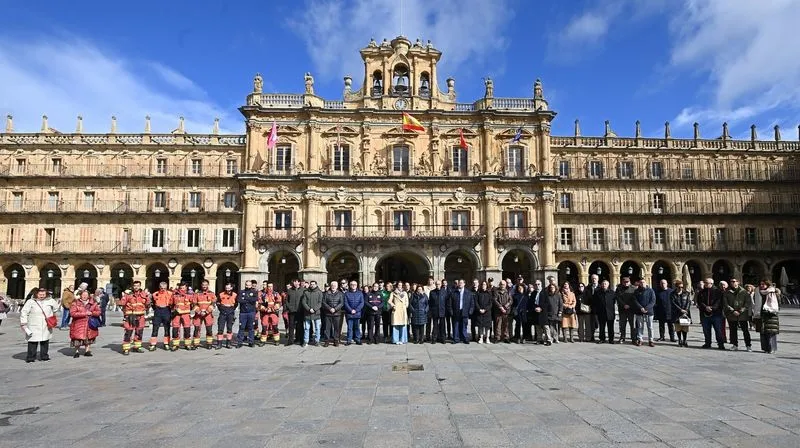 Minuto de silencio en la Plaza Mayor por el incendio de Valencia 