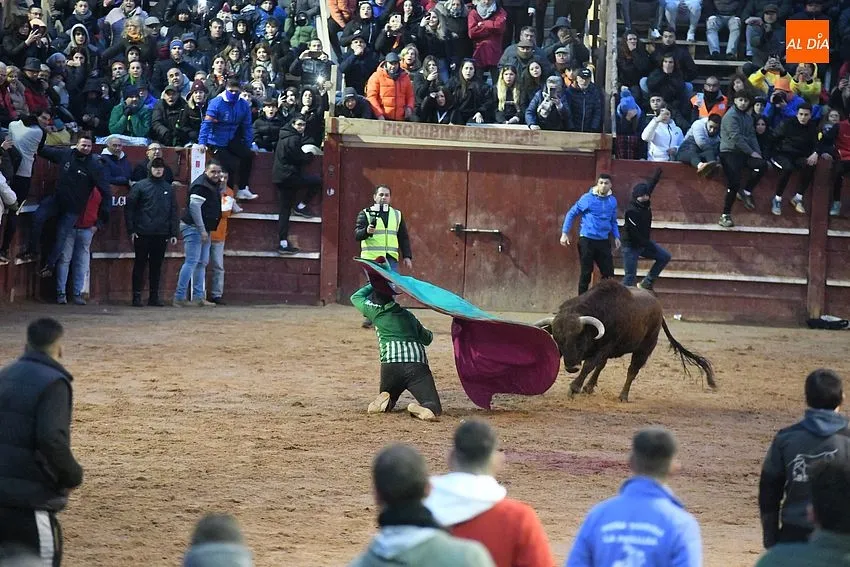 Foto 10 - El coso se llena de capas en la tarde dominical gracias al buen juego de los toros