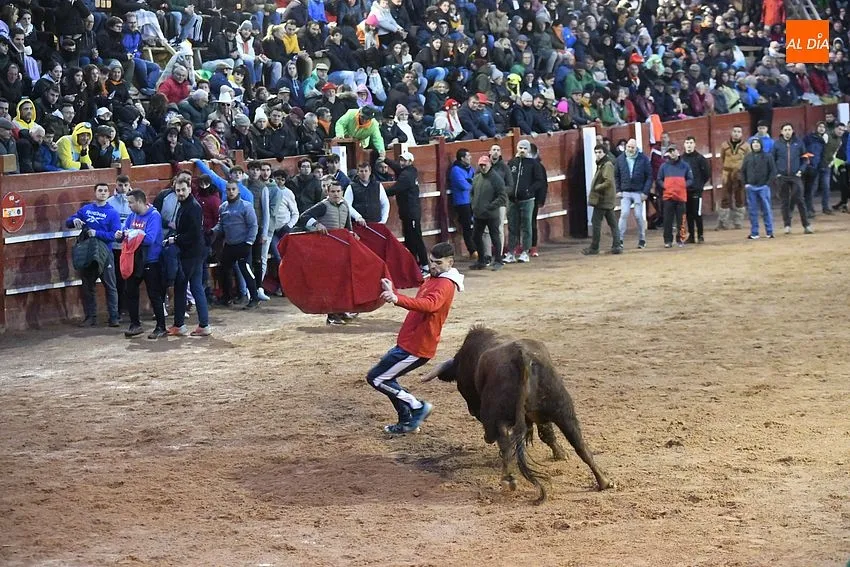 Foto 5 - El coso se llena de capas en la tarde dominical gracias al buen juego de los toros