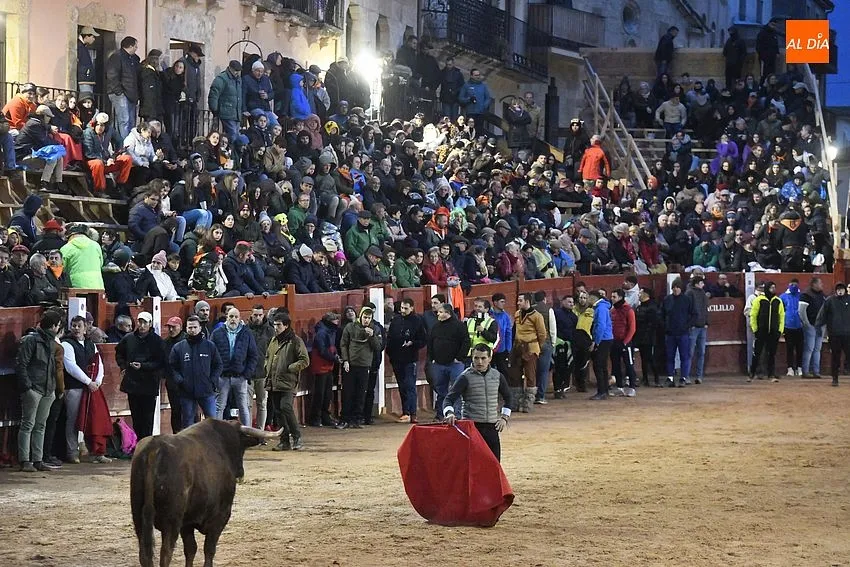 Foto 3 - El coso se llena de capas en la tarde dominical gracias al buen juego de los toros