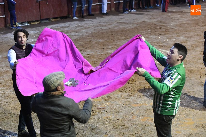 Foto 2 - El coso se llena de capas en la tarde dominical gracias al buen juego de los toros