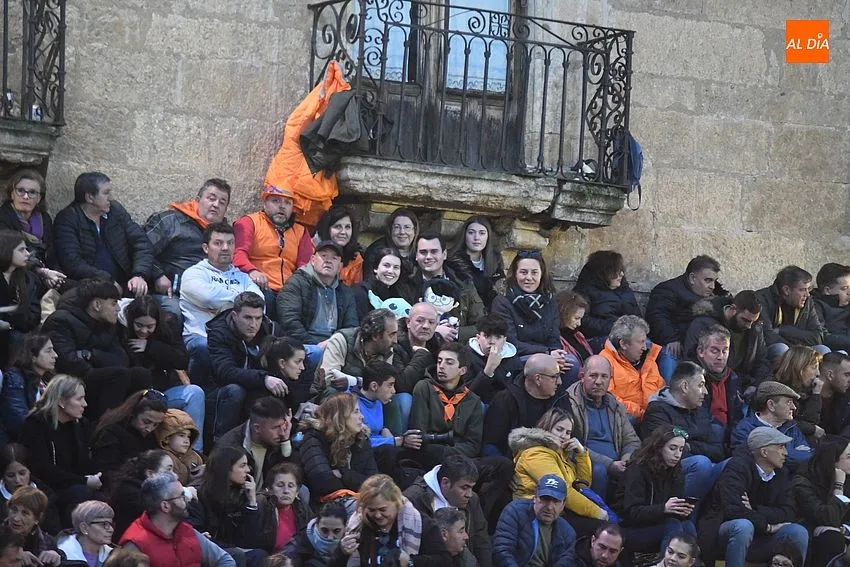 Foto 10 - Aplausos generalizados al o&iacute;rse el &uacute;ltimo toque de la campana tras un r&aacute;pido desencierro
