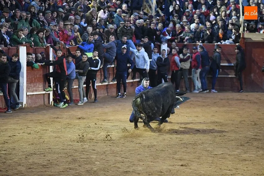 Foto 8 - Aplausos generalizados al o&iacute;rse el &uacute;ltimo toque de la campana tras un r&aacute;pido desencierro