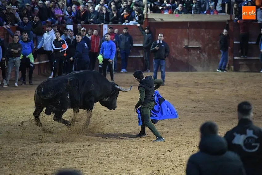 Foto 7 - Aplausos generalizados al o&iacute;rse el &uacute;ltimo toque de la campana tras un r&aacute;pido desencierro