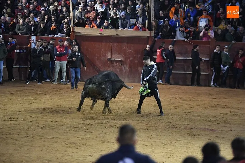 Foto 2 - Aplausos generalizados al o&iacute;rse el &uacute;ltimo toque de la campana tras un r&aacute;pido desencierro