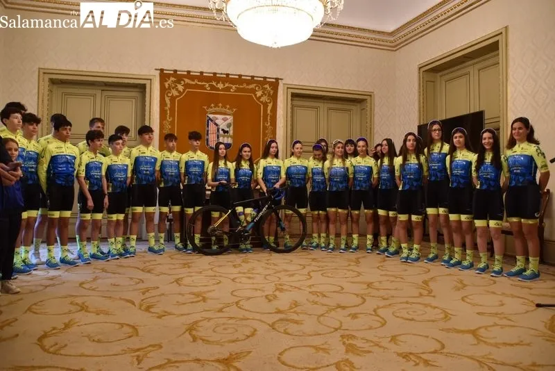 Presentación en el Ayuntamiento del nuevo maillot del Club Deportivo El Tubular Élite para los equipos masculinos y femeninos cadete, junior, sub-23 y élite en la temporada ciclista 2024. Foto V. Martins