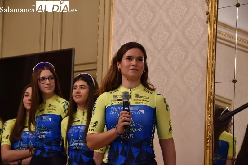 Presentación en el Ayuntamiento del nuevo maillot del Club Deportivo El Tubular Élite para los equipos masculinos y femeninos cadete, junior, sub-23 y élite en la temporada ciclista 2024. Foto V. Martins