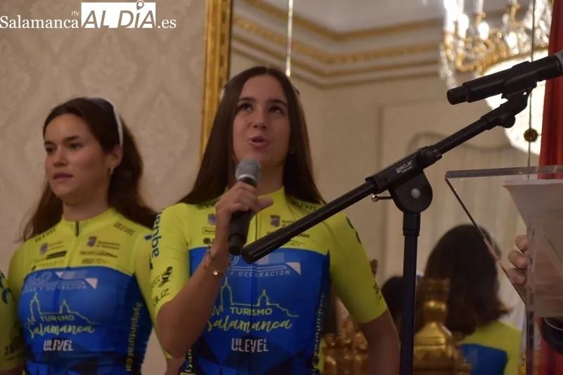 Presentación en el Ayuntamiento del nuevo maillot del Club Deportivo El Tubular Élite para los equipos masculinos y femeninos cadete, junior, sub-23 y élite en la temporada ciclista 2024. Foto V. Martins
