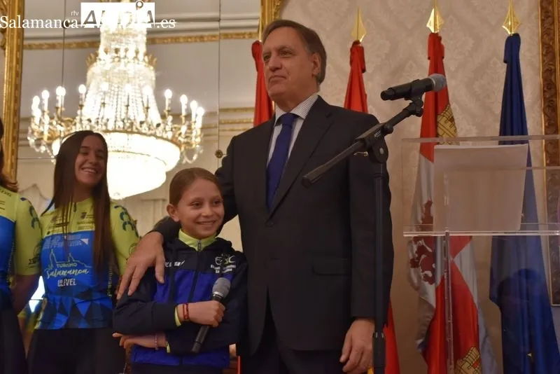 Presentación en el Ayuntamiento del nuevo maillot del Club Deportivo El Tubular Élite para los equipos masculinos y femeninos cadete, junior, sub-23 y élite en la temporada ciclista 2024. Foto V. Martins