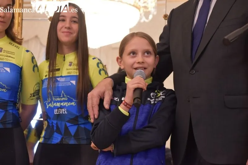 Presentación en el Ayuntamiento del nuevo maillot del Club Deportivo El Tubular Élite para los equipos masculinos y femeninos cadete, junior, sub-23 y élite en la temporada ciclista 2024. Foto V. Martins