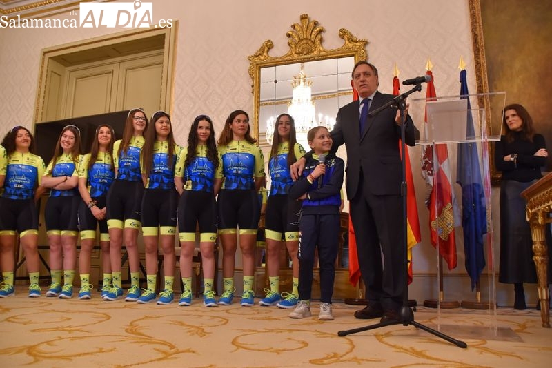 Presentación en el Ayuntamiento del nuevo maillot del Club Deportivo El Tubular Élite para los equipos masculinos y femeninos cadete, junior, sub-23 y élite en la temporada ciclista 2024. Foto V. Martins