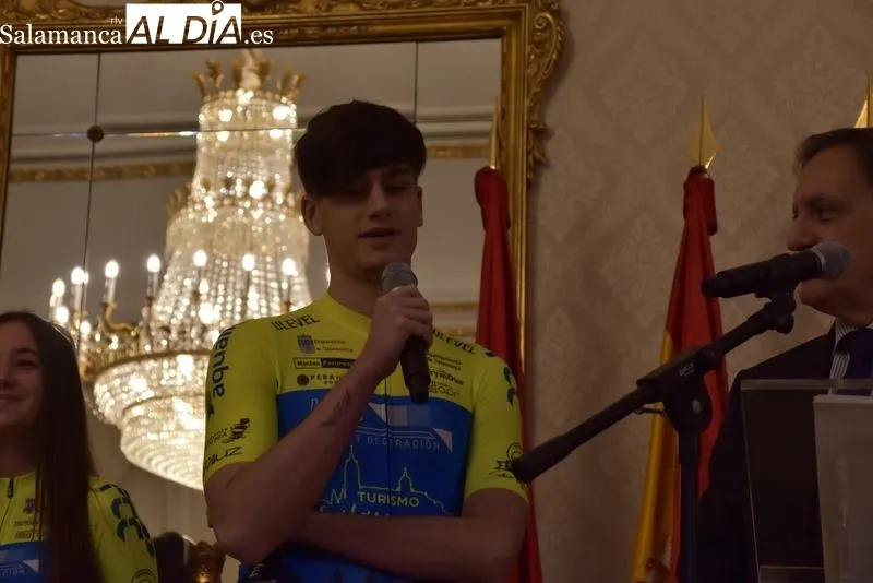 Presentación en el Ayuntamiento del nuevo maillot del Club Deportivo El Tubular Élite para los equipos masculinos y femeninos cadete, junior, sub-23 y élite en la temporada ciclista 2024. Foto V. Martins