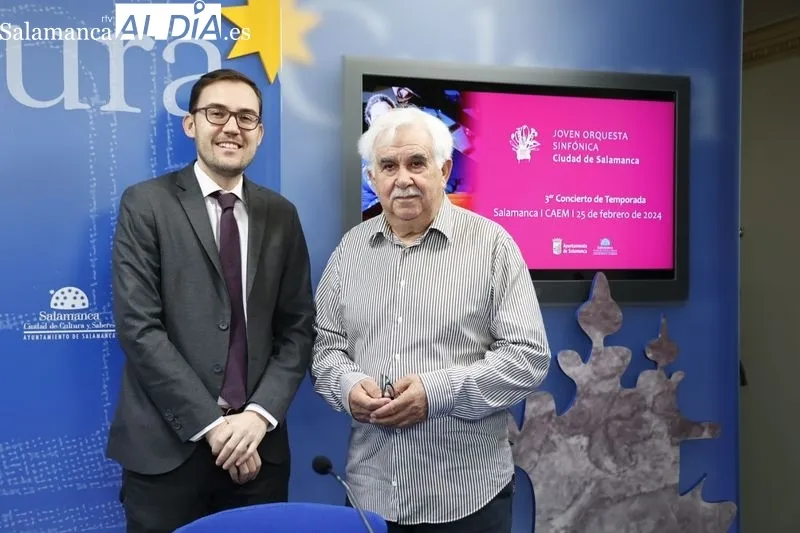 El concejal de Cultura, Ángel Fernández, y el gerente de la Joven Orquesta Sinfónica Ciudad de Salamanca, Víctor Moro, presentan el tercer concierto de temporada de esta formación. Foto de David Sañudo