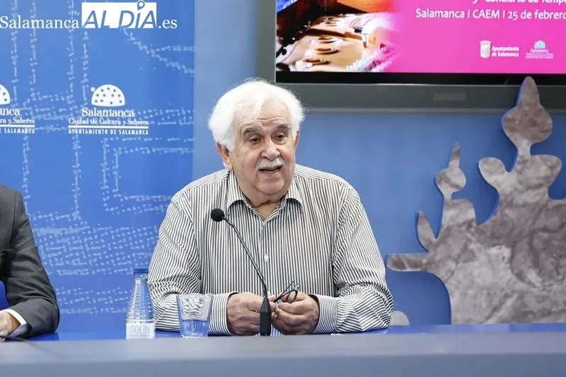 El concejal de Cultura, Ángel Fernández, y el gerente de la Joven Orquesta Sinfónica Ciudad de Salamanca, Víctor Moro, presentan el tercer concierto de temporada de esta formación. Foto de David Sañudo