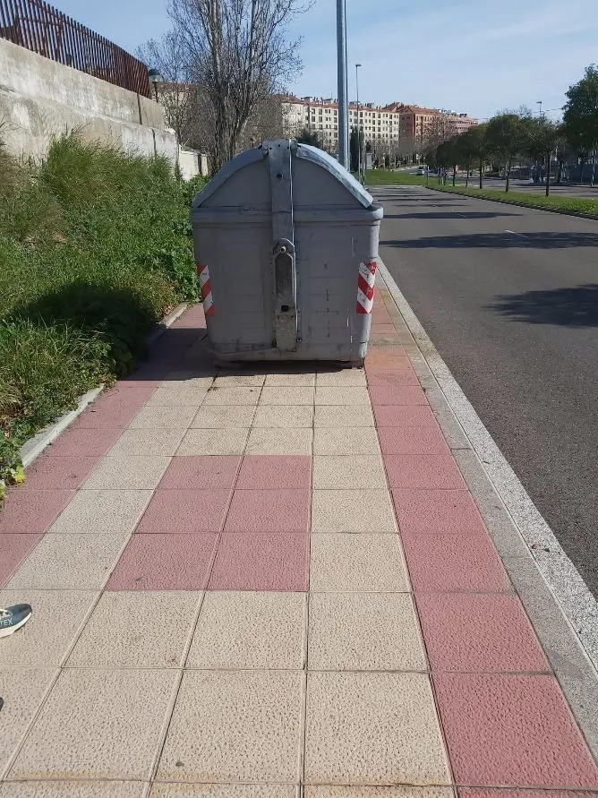 Foto 2 - Quejas vecinales por un contenedor colocado en medio de una acera cerca del cementerio de Salamanca