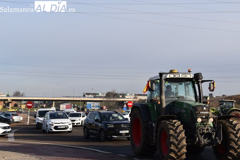 Cortes de tráfico por las protestas de agricultores y ganaderos esta mañana. Foto: Vanesa Martins.