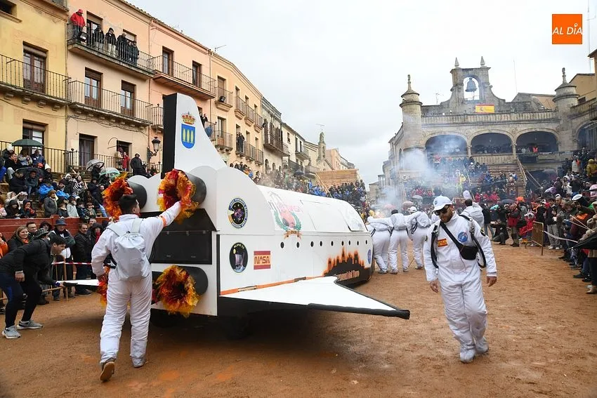 Foto 4 - La lluvia tambi&eacute;n visita un desfile de disfraces con &lsquo;gui&ntilde;o&rsquo; a los Bomberos Voluntarios