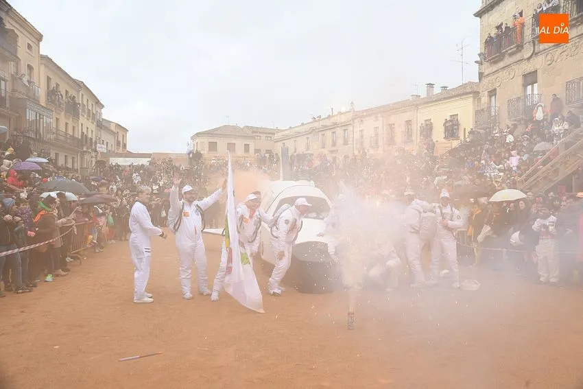 Foto 6 - La lluvia tambi&eacute;n visita un desfile de disfraces con &lsquo;gui&ntilde;o&rsquo; a los Bomberos Voluntarios
