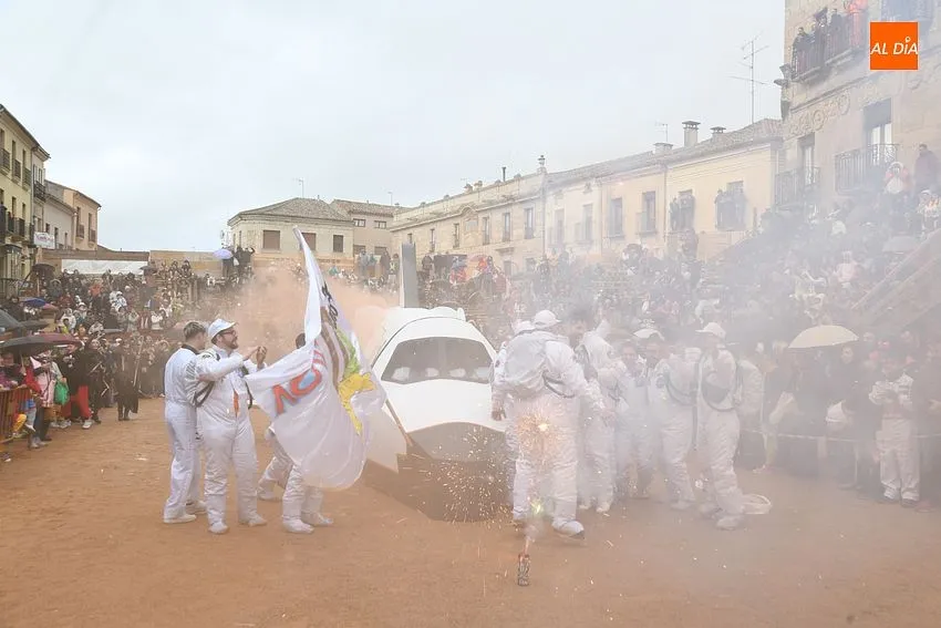 Foto 7 - La lluvia tambi&eacute;n visita un desfile de disfraces con &lsquo;gui&ntilde;o&rsquo; a los Bomberos Voluntarios