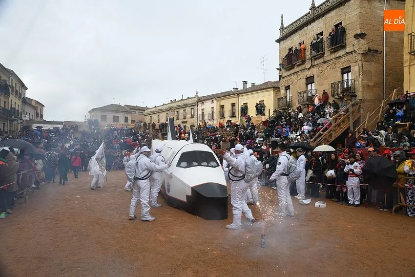Foto 8 - La lluvia tambi&eacute;n visita un desfile de disfraces con &lsquo;gui&ntilde;o&rsquo; a los Bomberos Voluntarios