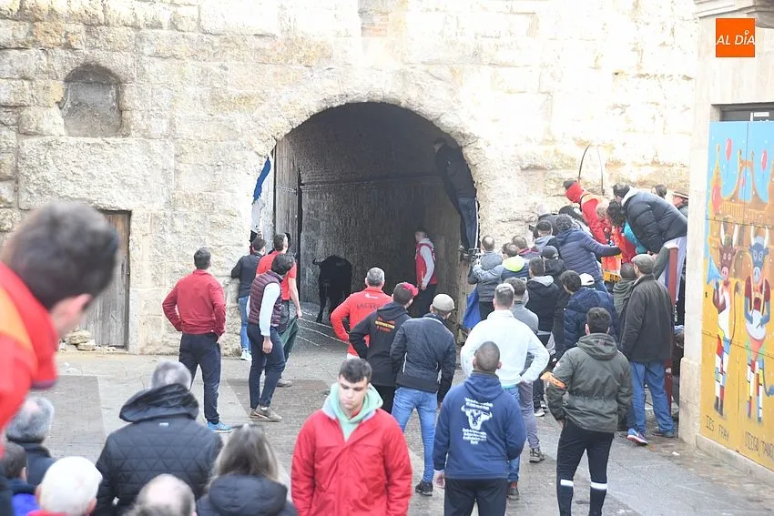 Foto 7 - Un toro rebelde alarga casi una hora un encierro que dej&oacute; a un pamplon&eacute;s corneado en el muslo