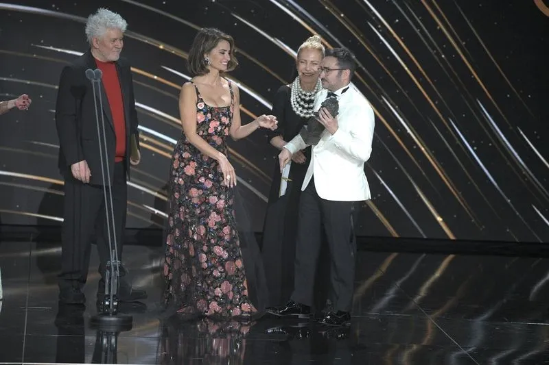 La actriz Penélope Cruz (2i) entrega al cineasta Juan Antonio Bayona (1d) el Goya a Mejor dirección por su película La sociedad de la nieve durante la gala de la 38 edición de los Premios Goya, en el Auditorio Feria de Valladolid, a 10 de febrero de - Jos