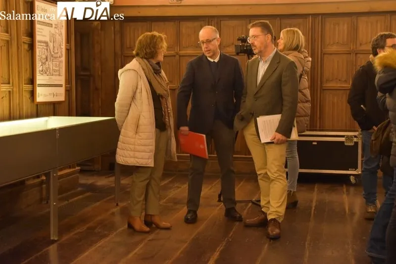 Exposición 'El león y la Pluma', en la Sala de la Columna del Edificio de las Escuelas Mayores de la USAL. Foto de Vanesa Martins