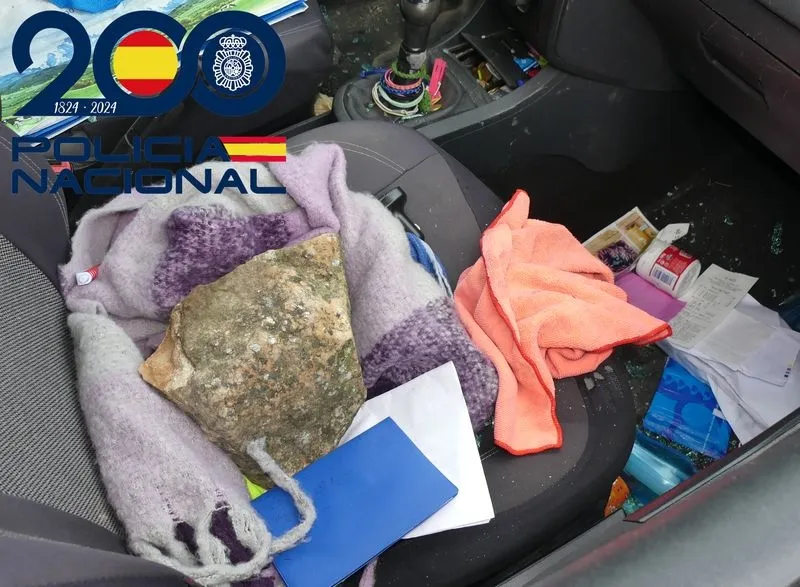 Foto 2 - Detenidos dos varones por romper las ventanillas de dos veh&iacute;culos y robar en su interior 