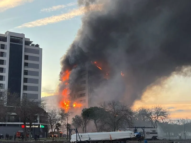 Imagen del edificio en llamas - EUROPA PRESS