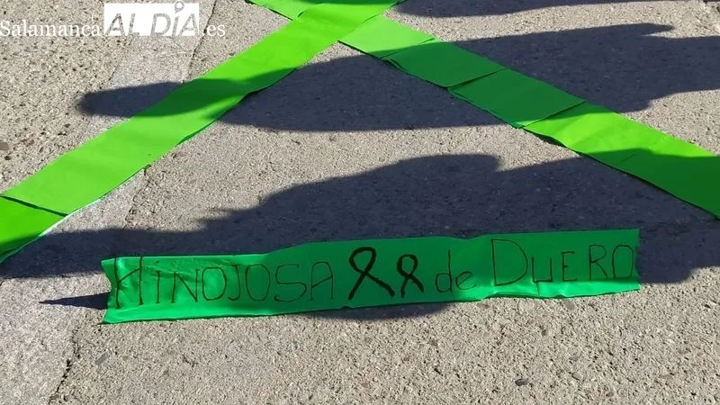 Foto 8 - Los vecinos del Abadengo se unen en un gran 'lazo humano' contra el c&aacute;ncer