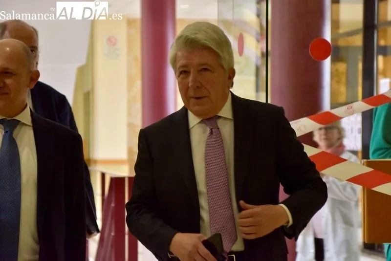 Enrique Cerezo, presidente del Atlético de Madrid, en el salón de grados de la Facultad de Derecho. Fotos: Vanesa Martins