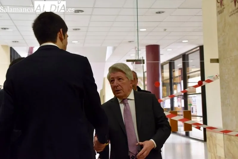 Enrique Cerezo, presidente del Atlético de Madrid, en el salón de grados de la Facultad de Derecho. Fotos: Vanesa Martins