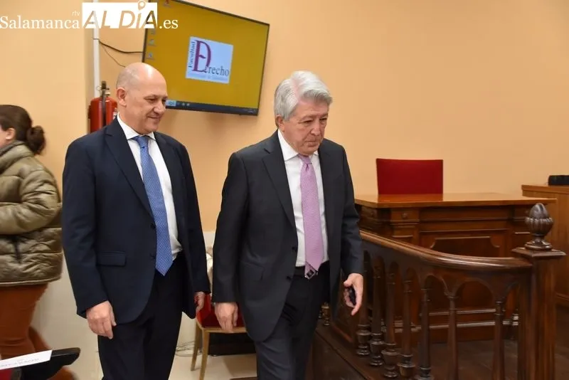 Enrique Cerezo, presidente del Atlético de Madrid, en el salón de grados de la Facultad de Derecho. Fotos: Vanesa Martins