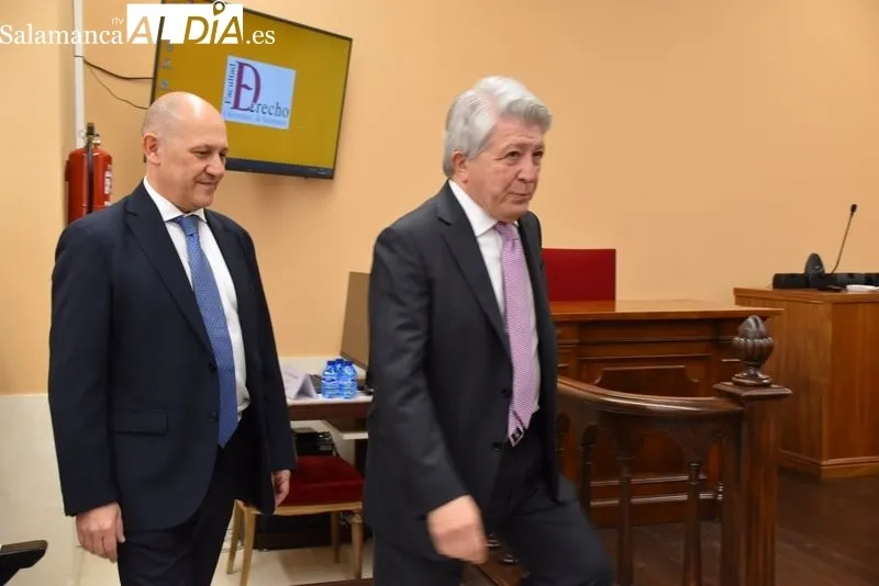 Enrique Cerezo, presidente del Atlético de Madrid, en el salón de grados de la Facultad de Derecho. Fotos: Vanesa Martins