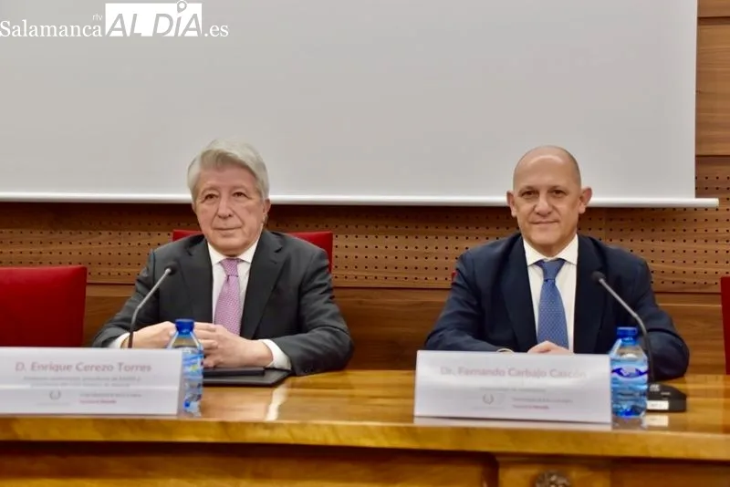 Enrique Cerezo, presidente del Atlético de Madrid, en el salón de grados de la Facultad de Derecho. Fotos: Vanesa Martins