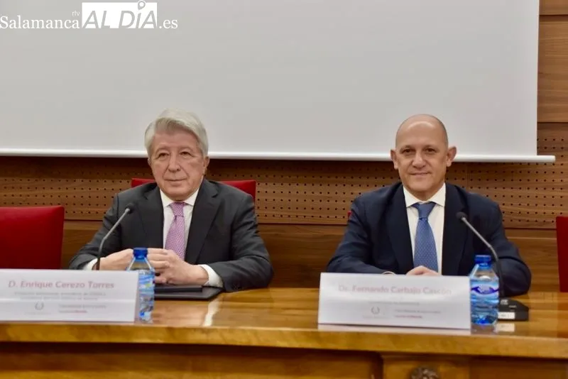 Enrique Cerezo, presidente del Atlético de Madrid, en el salón de grados de la Facultad de Derecho. Fotos: Vanesa Martins
