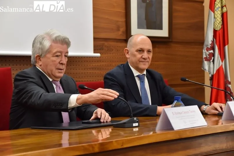 Enrique Cerezo, presidente del Atlético de Madrid, en el salón de grados de la Facultad de Derecho. Fotos: Vanesa Martins