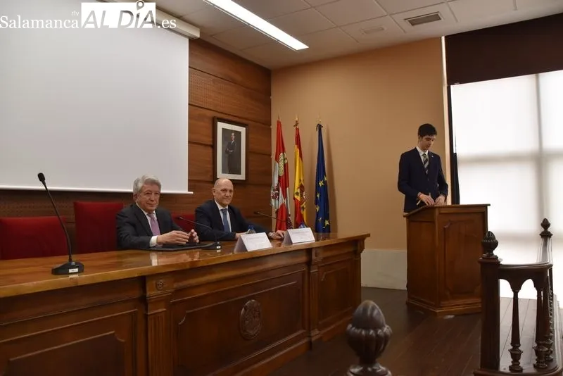 Enrique Cerezo, presidente del Atlético de Madrid, en el salón de grados de la Facultad de Derecho. Fotos: Vanesa Martins