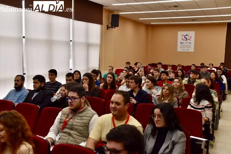 Enrique Cerezo, presidente del Atlético de Madrid, en el salón de grados de la Facultad de Derecho. Fotos: Vanesa Martins