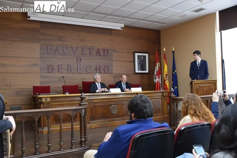 Enrique Cerezo, presidente del Atlético de Madrid, en el salón de grados de la Facultad de Derecho. Fotos: Vanesa Martins