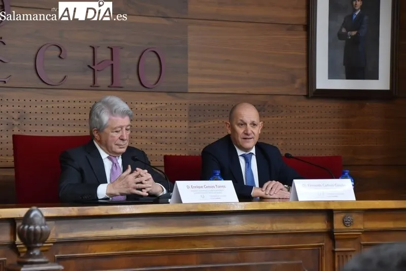Enrique Cerezo, presidente del Atlético de Madrid, en el salón de grados de la Facultad de Derecho. Fotos: Vanesa Martins
