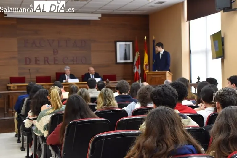 Enrique Cerezo, presidente del Atlético de Madrid, en el salón de grados de la Facultad de Derecho. Fotos: Vanesa Martins