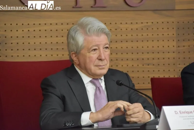 Enrique Cerezo, presidente del Atlético de Madrid, en el salón de grados de la Facultad de Derecho. Fotos: Vanesa Martins