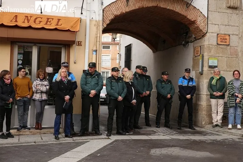 Foto 2 - Minuto de silencio por los guardias civiles asesinados en Barbate