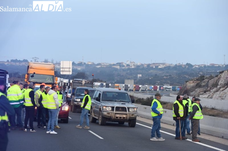 Protestas este lunes en la autovía en Fuentes de Oñoro / ADRIÁN MARTÍN
