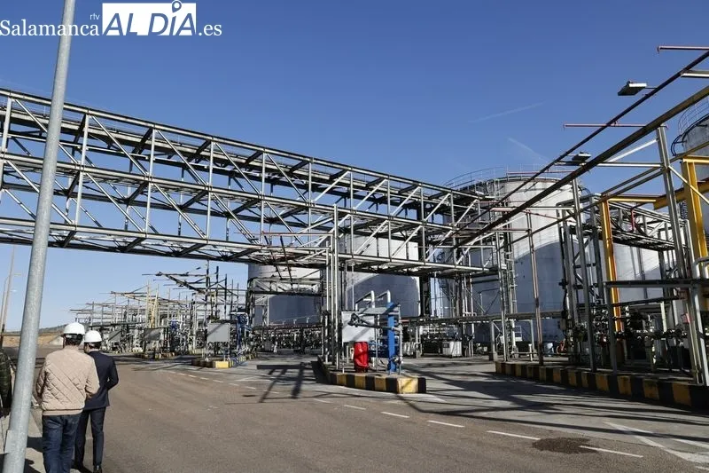Visita del alcalde de Salamanca capital, Carlos García Carbayo, a la planta dedel grupo Vertex Bioenergy (Biocarburantes de Castilla y León), situada en Babilafuente. Foto de David Sañudo