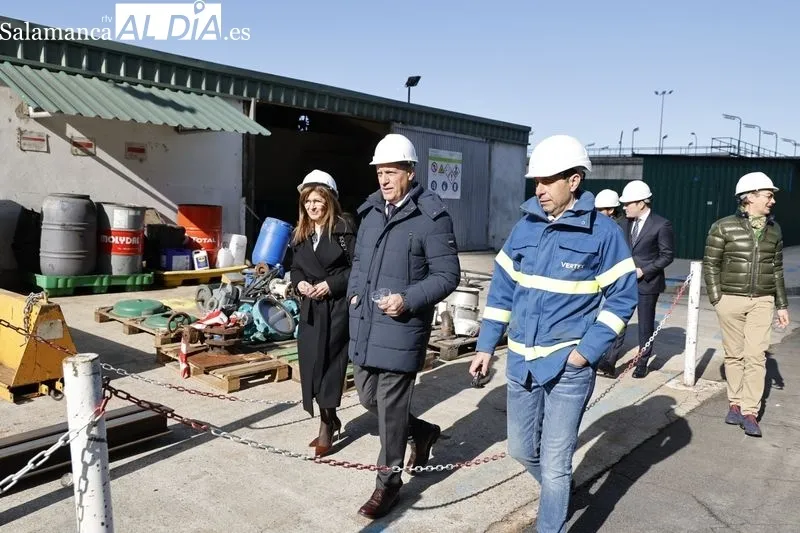 Visita del alcalde de Salamanca capital, Carlos García Carbayo, a la planta dedel grupo Vertex Bioenergy (Biocarburantes de Castilla y León), situada en Babilafuente. Foto de David Sañudo