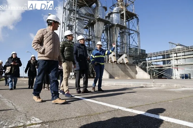 Visita del alcalde de Salamanca capital, Carlos García Carbayo, a la planta dedel grupo Vertex Bioenergy (Biocarburantes de Castilla y León), situada en Babilafuente. Foto de David Sañudo